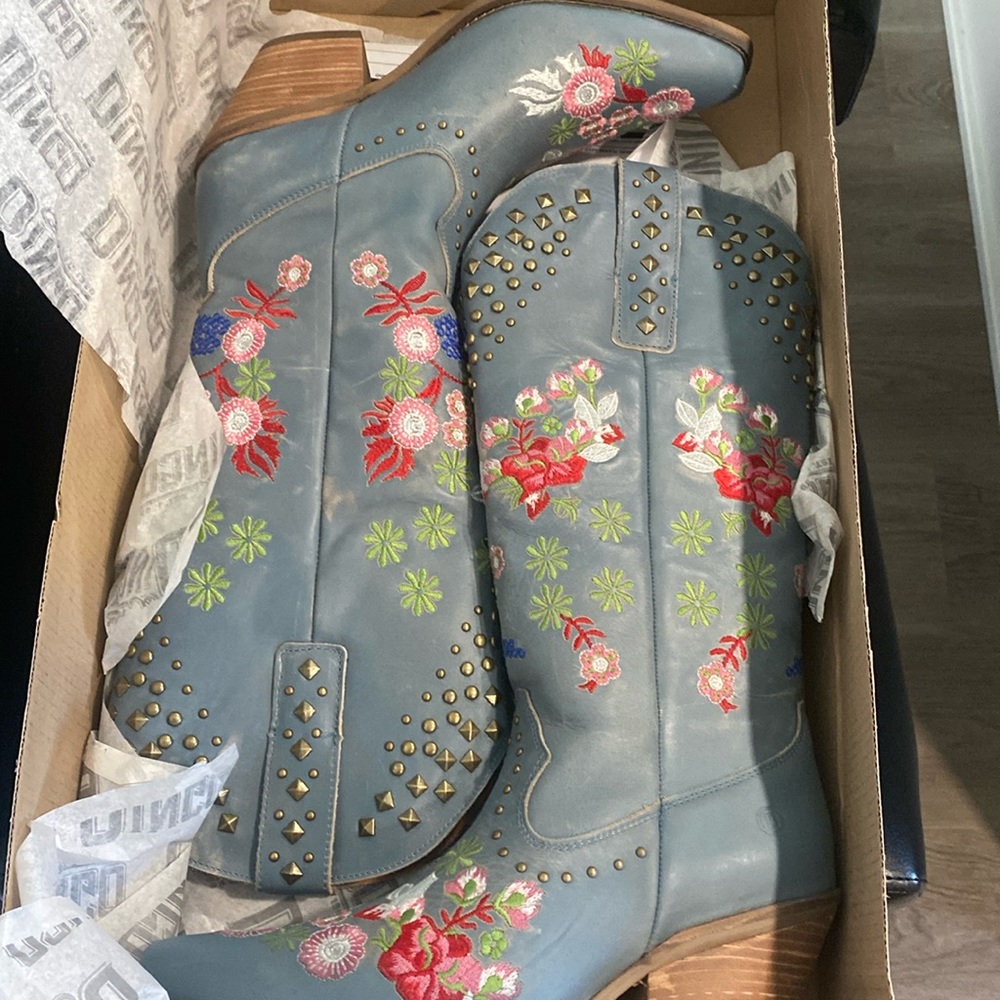 New in box Dingo Boots 9.5